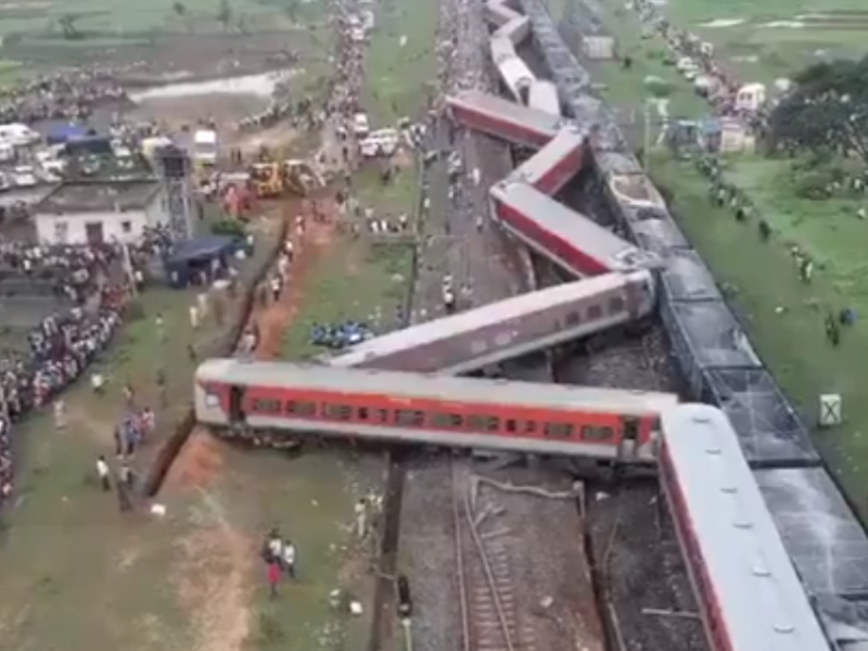 جھارکھنڈ : ہاوڑہ۔ممبئی اکسپریس کے 18کوچس پٹری سے اتر گئے ،2 افراد ہلاک کئی زخمی
