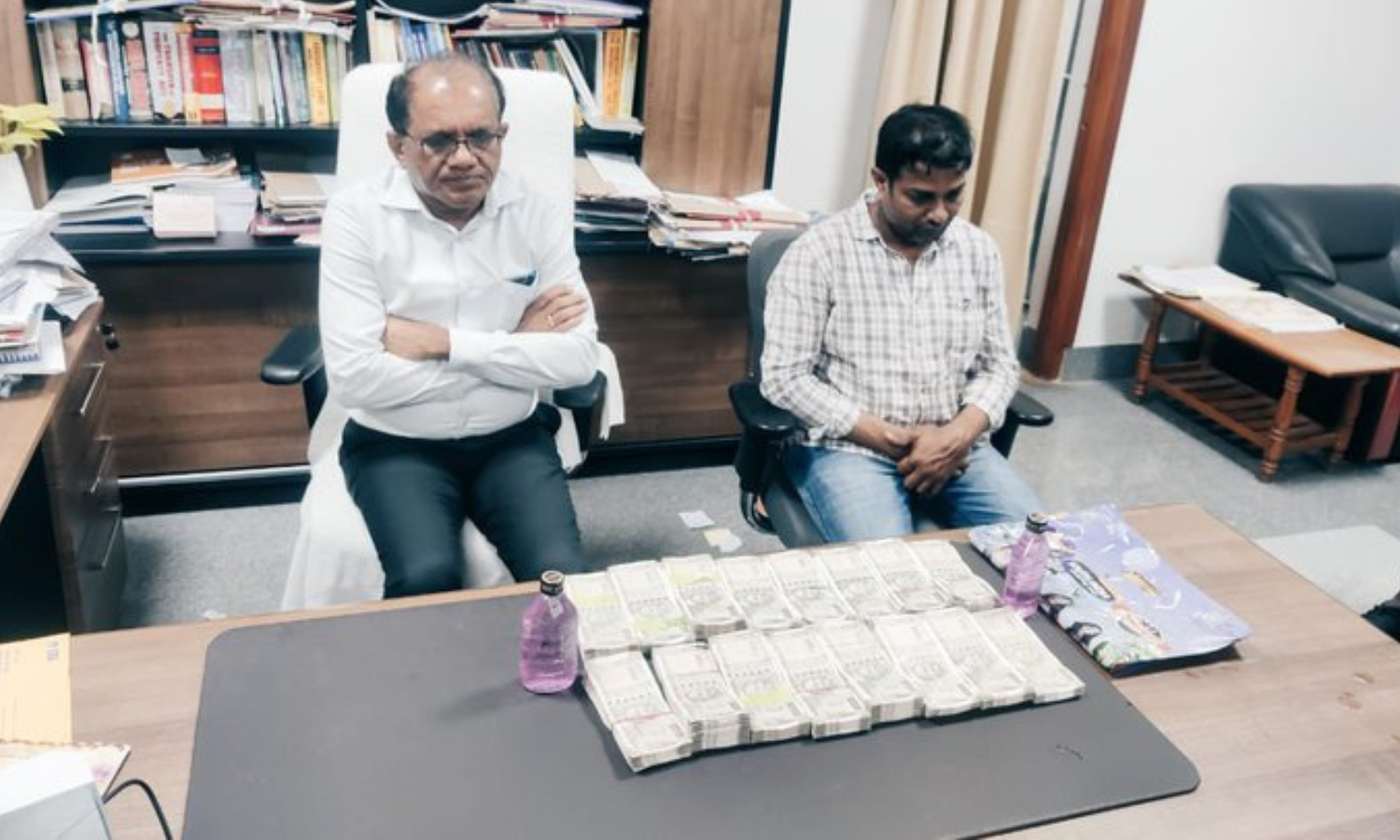 ایڈیشنل کلکٹر رشوت لیتے ہوئے رنگے ہاتھوں پکڑا گیا۔