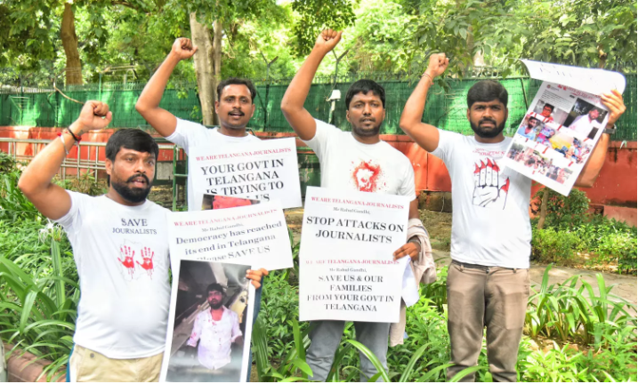 تلنگانہ میں صحافیوں کو تحفظ فراہم کرنے کی مانگ۔ راہل گاندھی کے دفتر پر جرنلسٹس کا احتجاج کیا۔