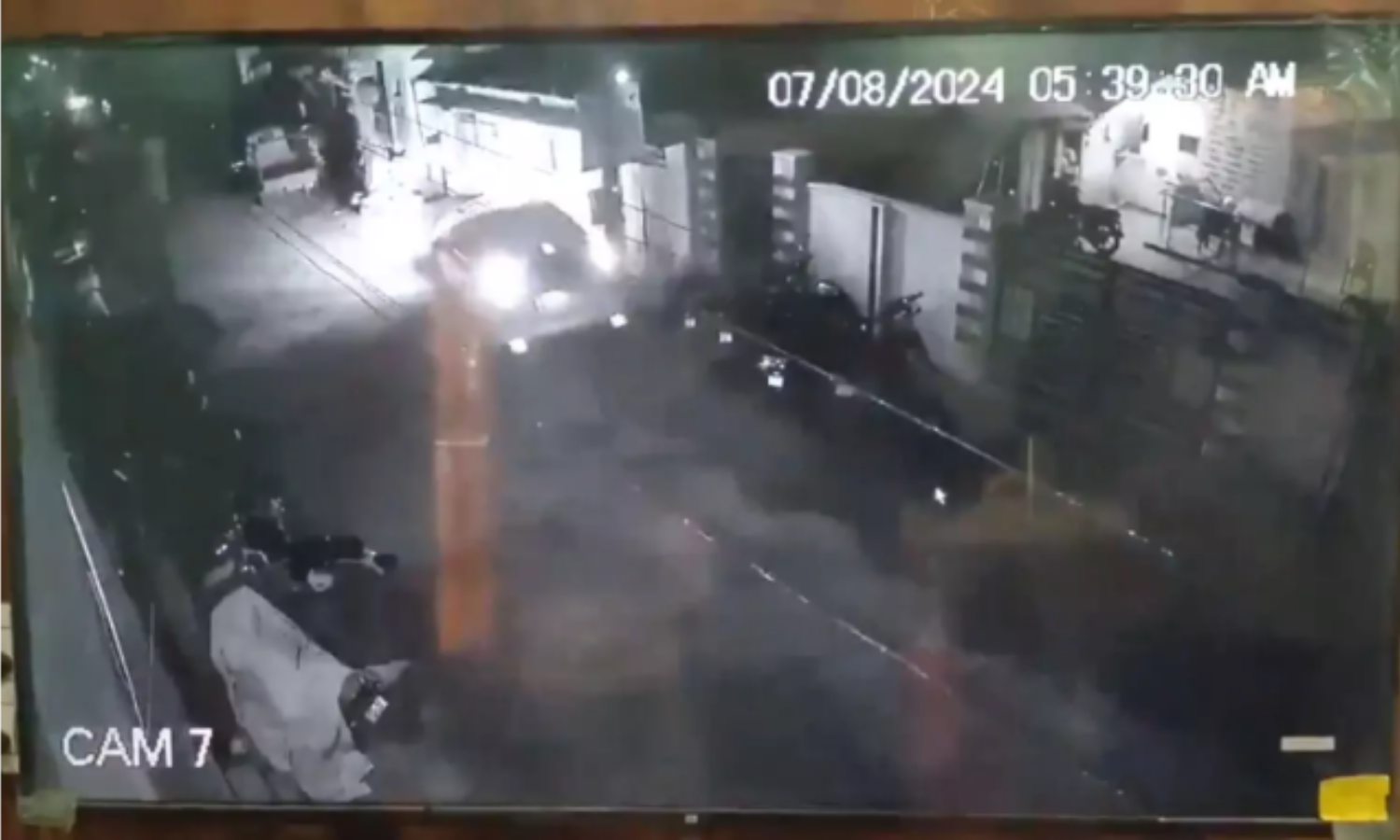 وقارآباد: نابالغ نے تیز رفتار کار سے دی تین بائکس کو ٹکر