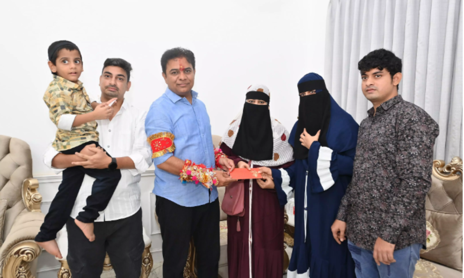 قوت گویائی اور سماعت سےمحروم بچے کی ماں نے بیٹے کی صحت یابی پر KTR کو راکھی باندھ کر اظہار تشکر کیا