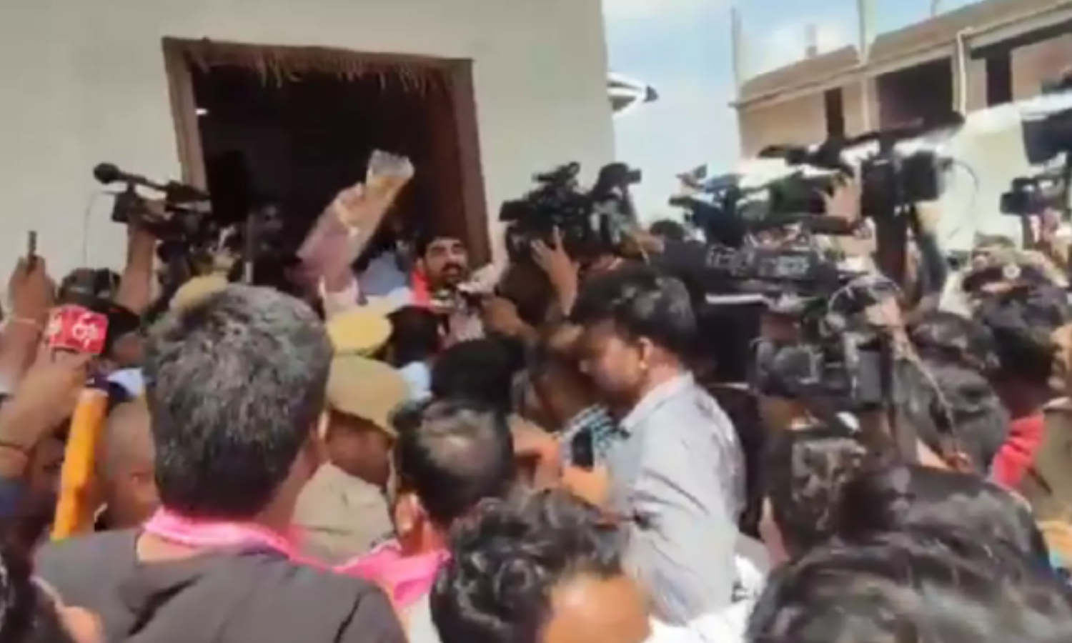 کوشک ریڈی، دیگر بی آر ایس لیڈروں کو پولیس نے اریکاپوڈی گاندھی کی رہائش گاہ پر جانے سے روک دیا۔