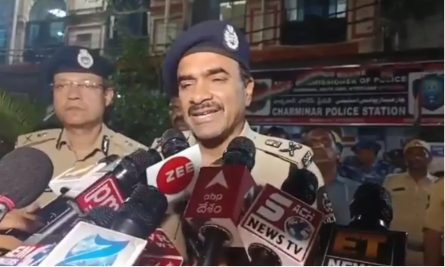 چارمینار کے قریب لاٹھی چارج نہیں کیا گیا، حیدرآباد پولیس کمشنر آنند کی وضاحت