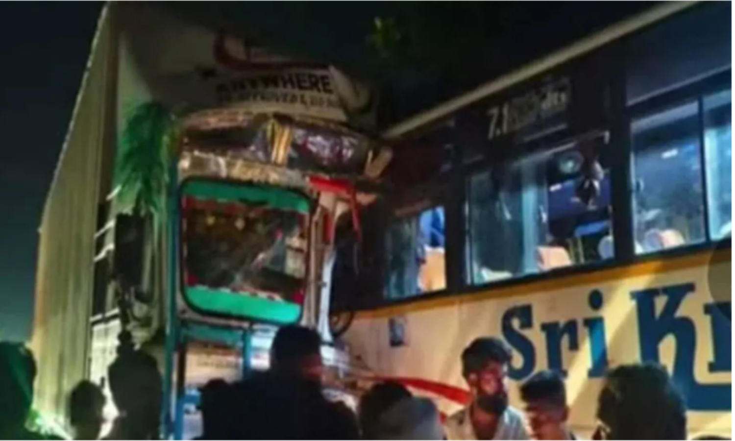 چوٹ اُپل کے قریب ٹرک نے دی رکی ہوئی بس کو  ٹکر۔ دو کی موت ، 11زخمی ۔