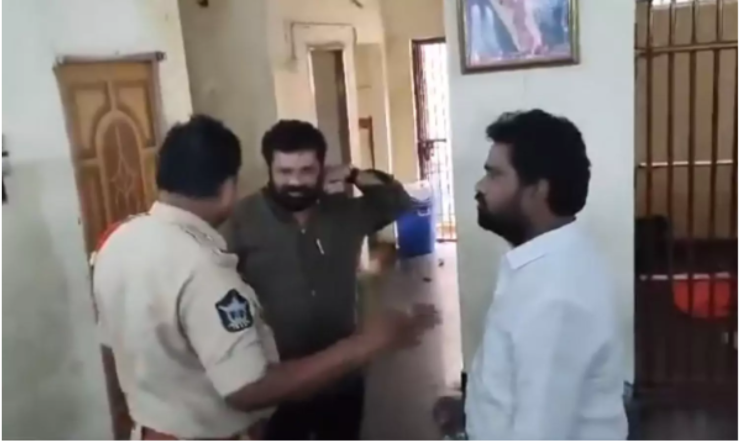 باپٹلہ کے سابق رکن پارلیمنٹ نندیگام سریش کو ٹی ڈی پی دفتر پرحملہ کیس میں گرفتار