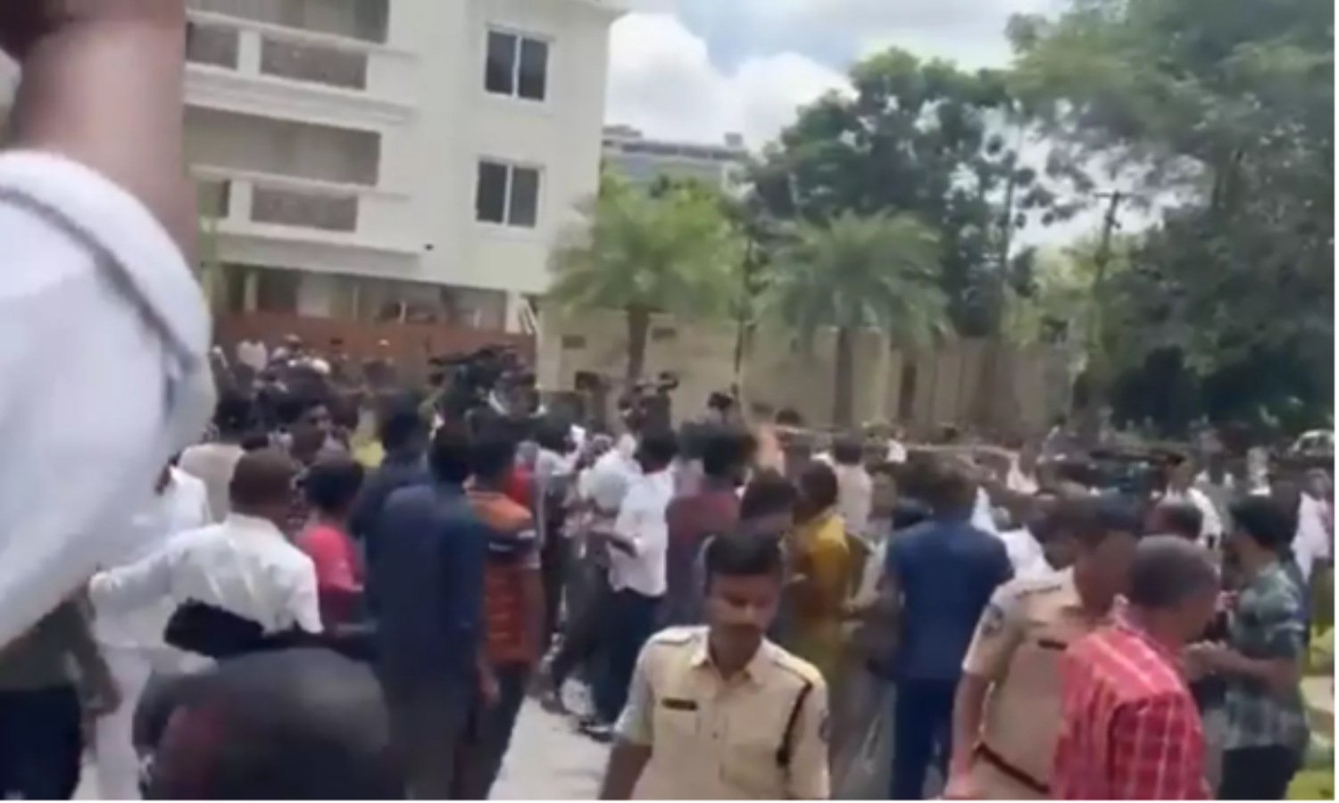 کانگریس اور بی آر ایس کارکنوں میں تصادم ، ایم ایل اے اریکاپوڈی گاندھی نے کوشک ریڈی کی رہائش گاہ پر حملہ کیا۔