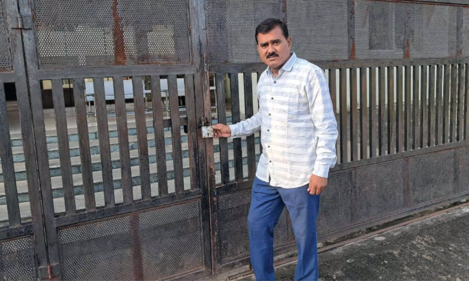 بھوپال پلی : اقلیتی رہائشی اسکول کا کرایہ ادا نہ کرنے پر بلڈنگ کےمالک نے تالا لگا دیا۔