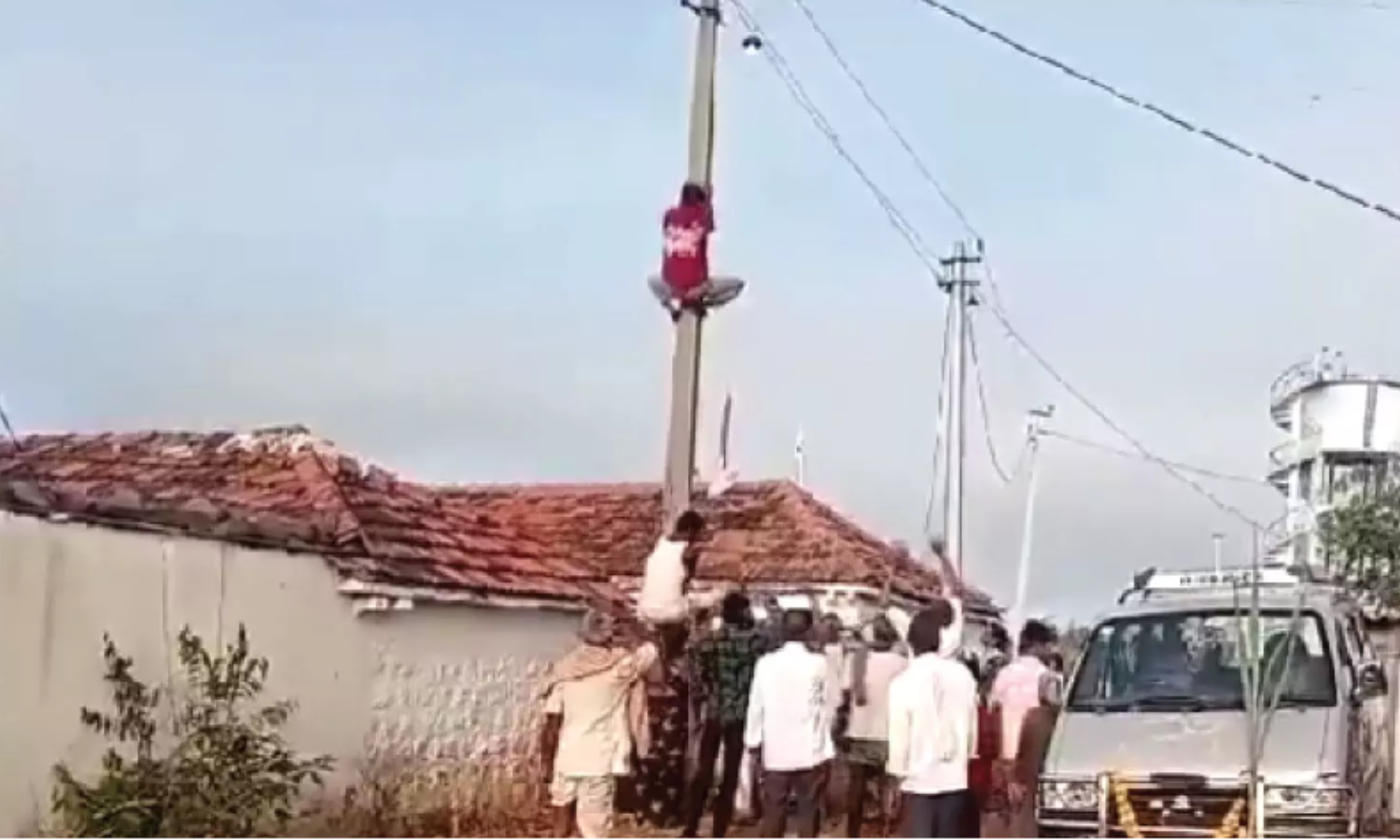 سرگاپور میں اسکول کے لیے زمین کے حصول پر نوجوان کسان نے خودکشی کی کوشش کی۔